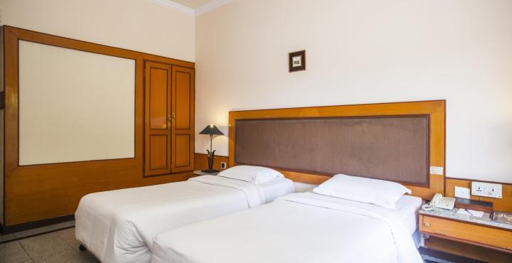 होटल Ashraya International 3*